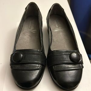 Aerosoles women’s Rapsberry Black Flats Size 8